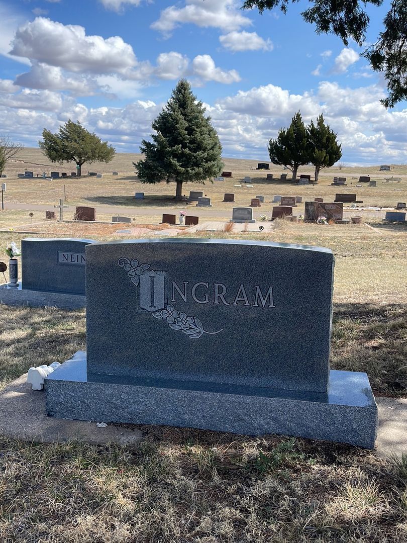 NaDean Ingram's grave. Photo 1